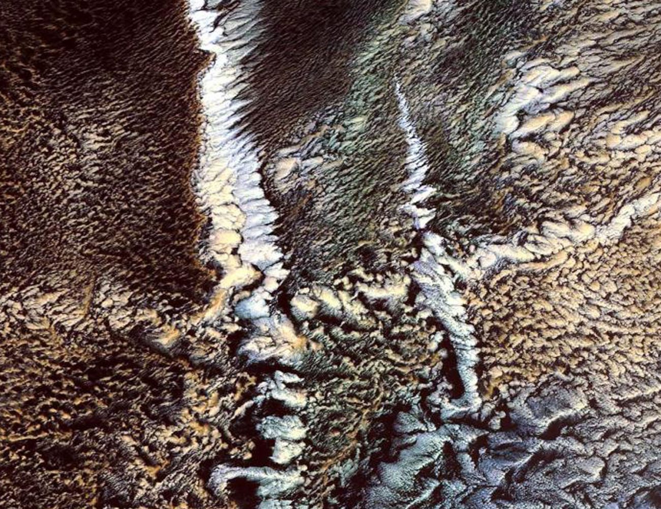 Turkuaz Plus Çarşı Blog H harfi NASA Terra Uydusu